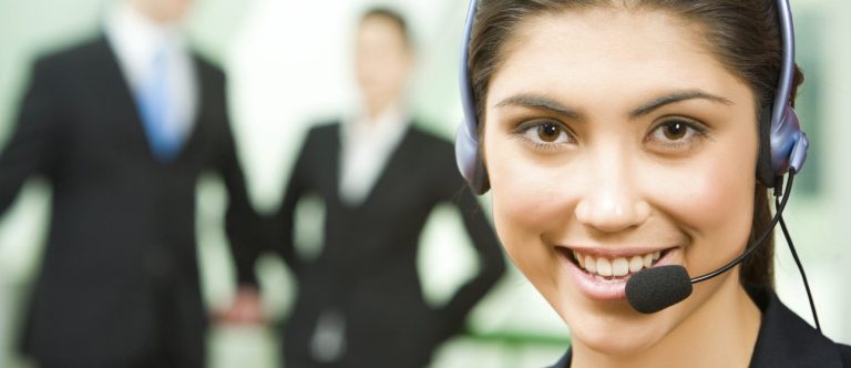 Foto von einer Mitarbeiterin mit Headset